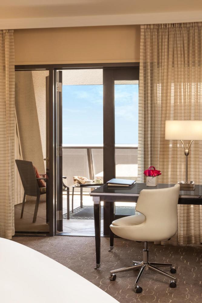 Patio Luxury Room, 1 king-size bed interior